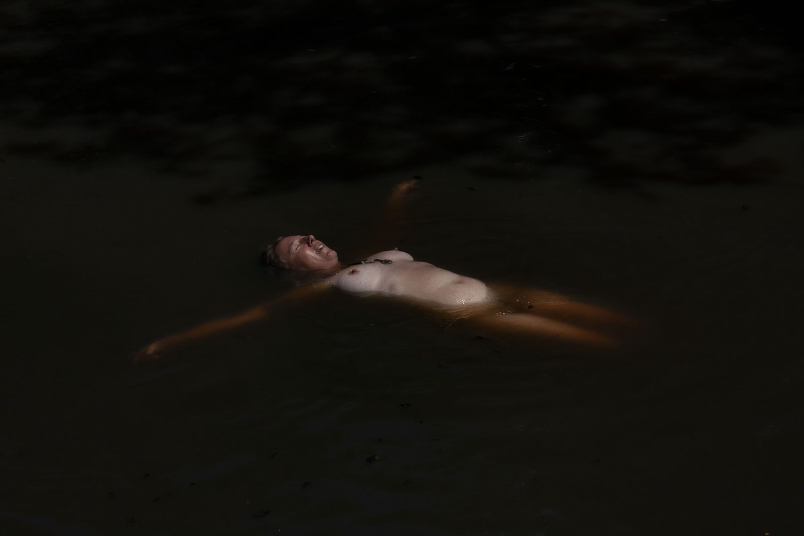 Floating peacefully by @pixbygrant